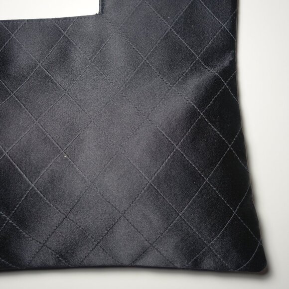 Vtg Chanel Satin Matelasse Clutch Handbag Made In France, Size 9.5 in x 11.75 in - Picture 13 of 16